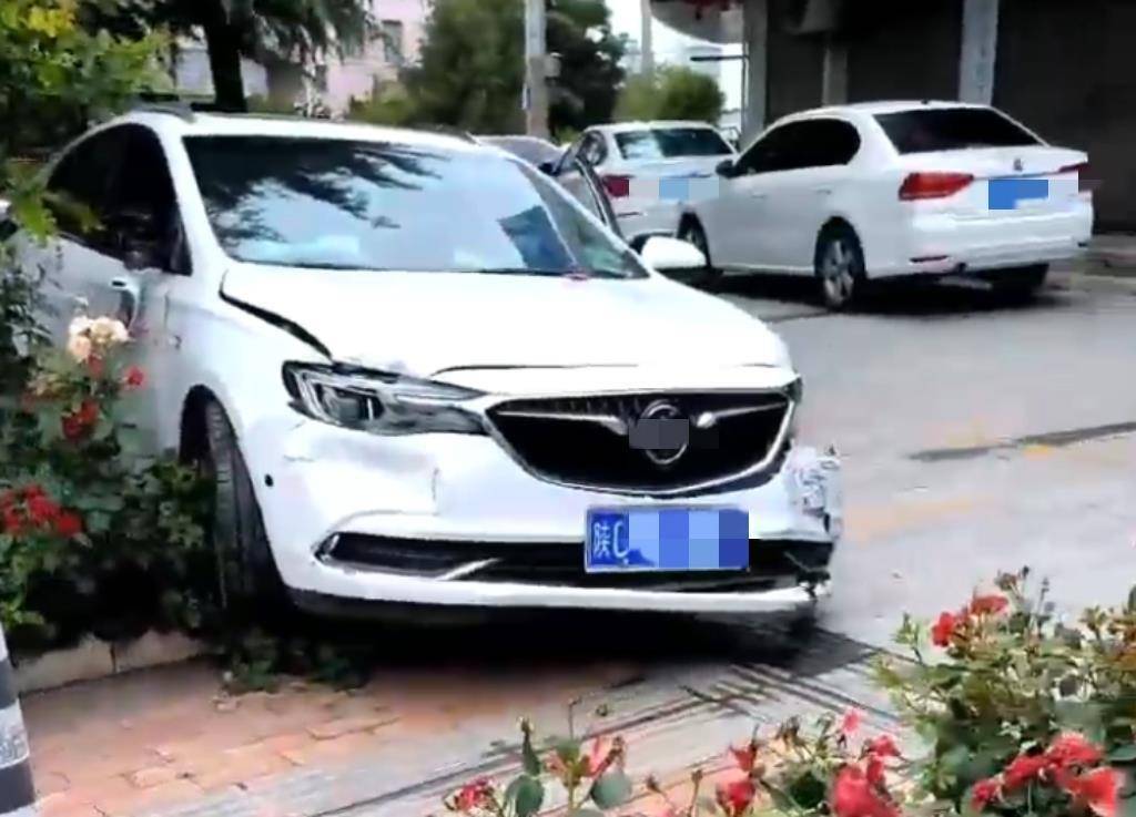 宝鸡一社区女书记当街开车追撵女子撞上电瓶车：两名女子被警方控制<strong></p>
<p>格力</strong>，两名伤者在医院治疗
