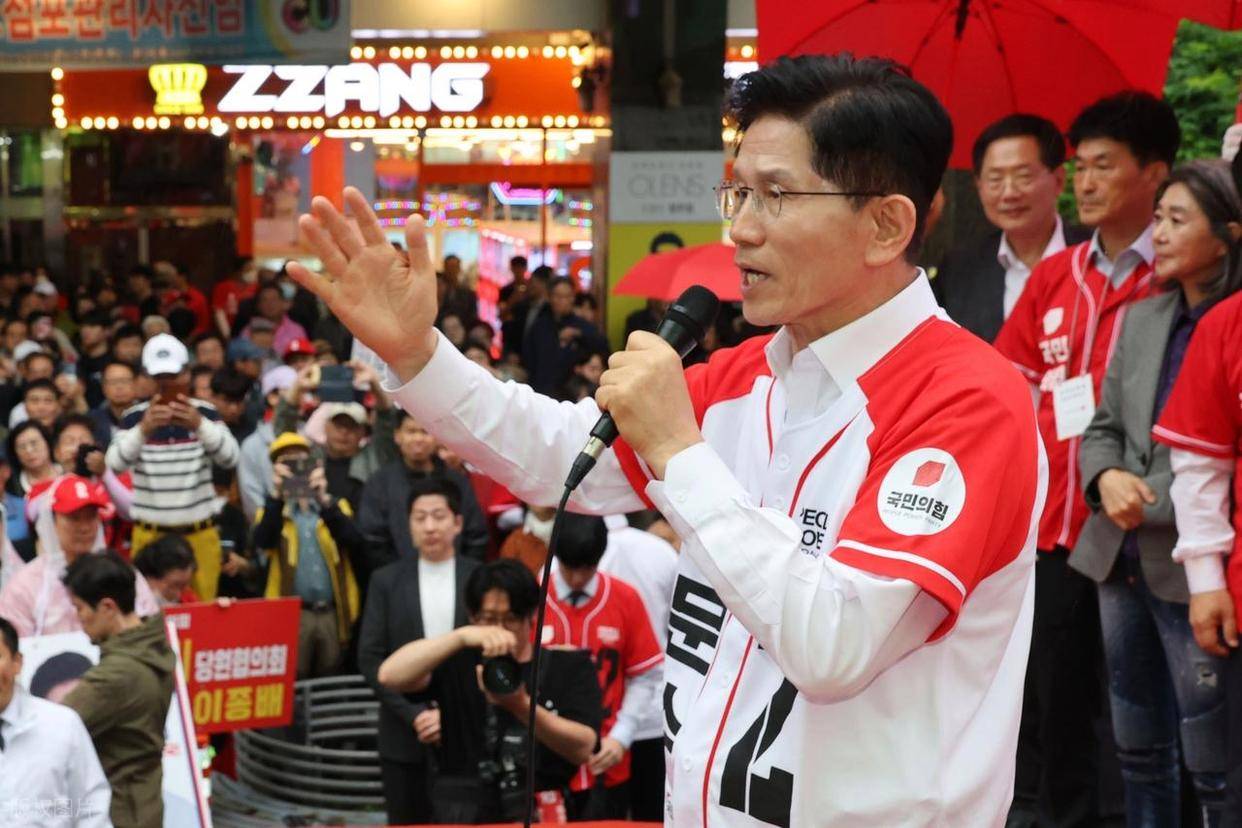 韩国爆发仇华浪潮<strong></p>
<p>宫廷</strong>，李在明罕见警告，关键时刻，一句话定下中韩大局