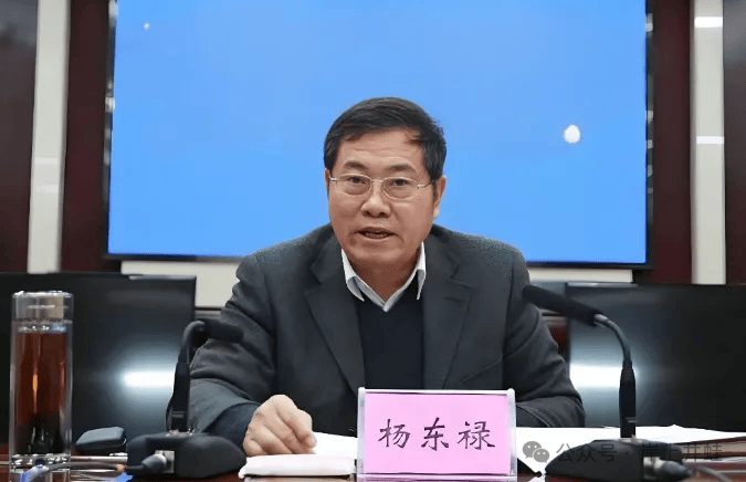 新疆阿克苏“大老虎”杨东禄落马<strong></p>
<p>宫廷</strong>，多段履历引热议