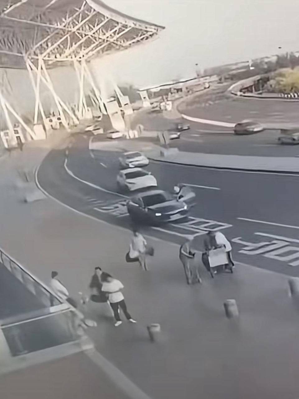 天津滨海机场一司机开门下车被相邻车道来车撞倒<strong></p>
<p>脑白金</strong>，车门脱落 交警正调查，律师分析