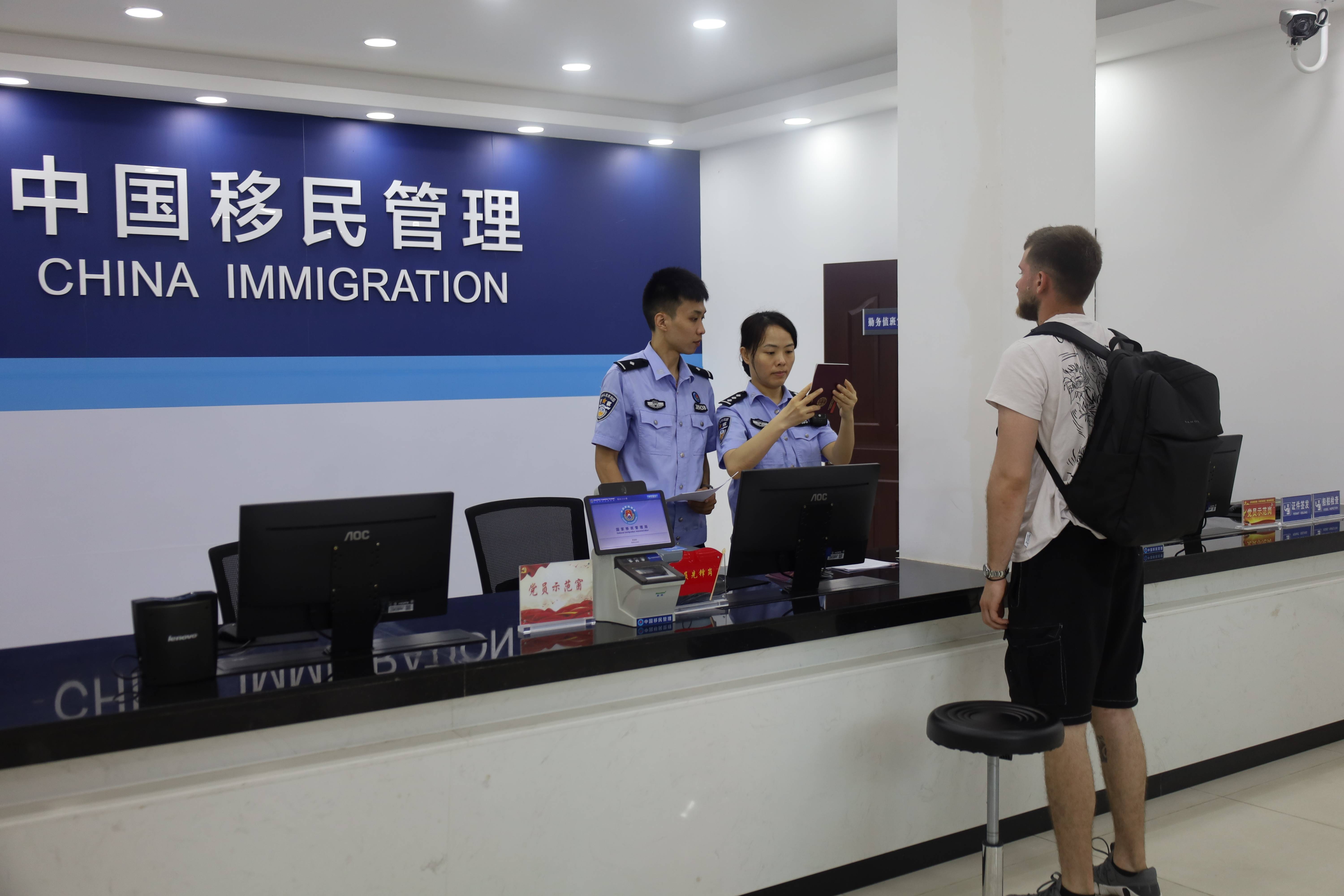 “第一次吃<strong></p>
<p>老白干</strong>，像吃葡萄！”外籍船员在惠州品尝荔枝
