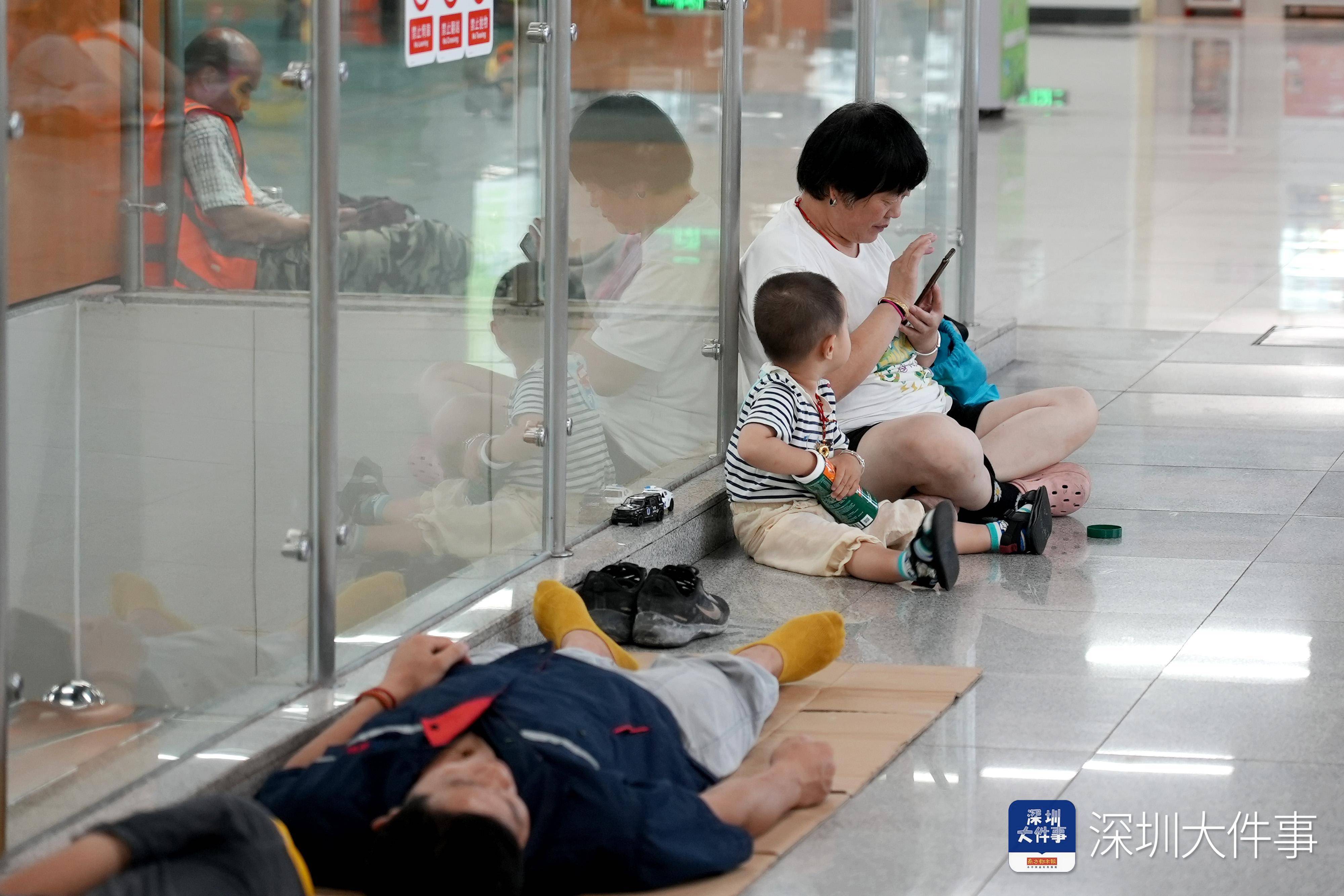 纳凉区有座椅、读书角<strong></p>
<p>usdt搬砖</strong>，深圳地铁站成市民“清凉驿站”