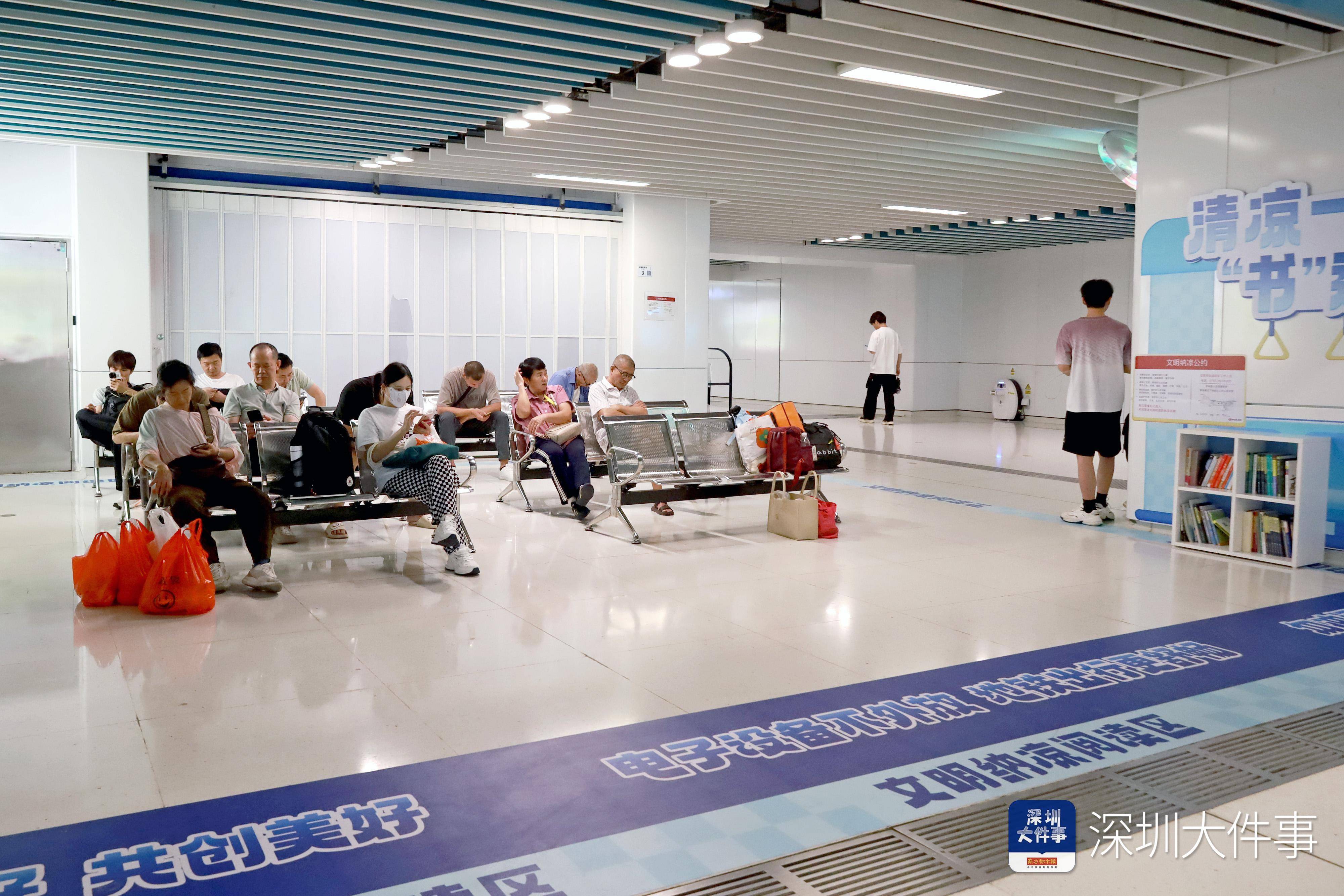 纳凉区有座椅、读书角<strong></p>
<p>usdt搬砖</strong>，深圳地铁站成市民“清凉驿站”
