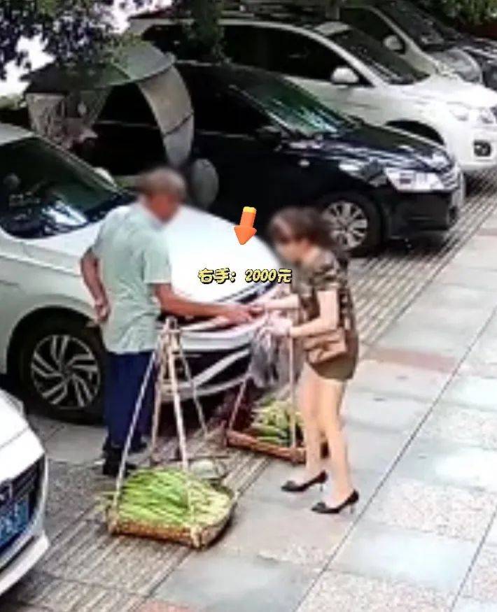 女子照顾卖菜大爷生意遭背刺：5元的菜误付2000元现金<strong></p>
<p>usdt怎么充值</strong>，大爷光速塞进后腰，谎称没看见，民警上门找回