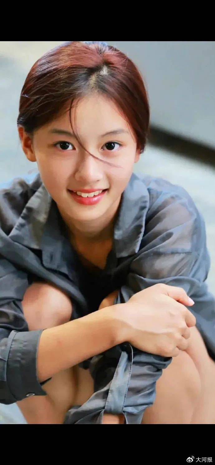 15岁女孩七七1分钟视频报价1万<strong></p>
<p>币圈</strong>，因神似张柏芝走红，七七妈妈曾称以学业为由拒绝于正邀约