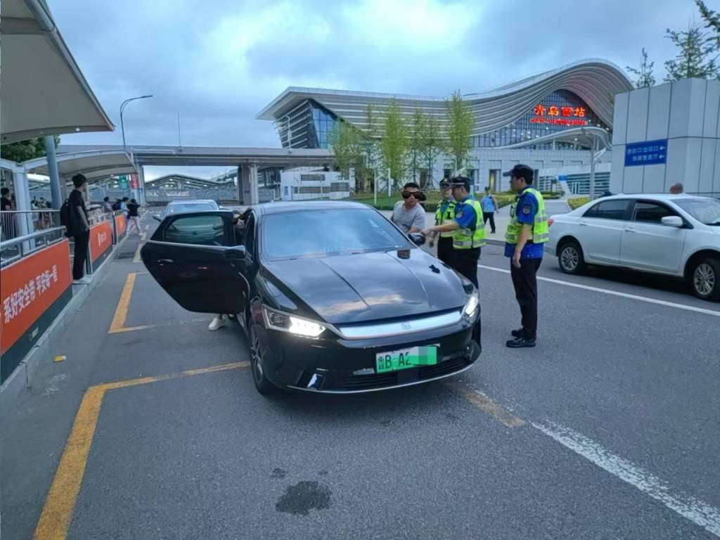 车不动计价器还在“跑”<strong></p>
<p>币圈最新消息</strong>，青岛一辆出租车安装“跑得快”被查处