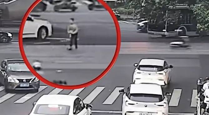 上海一8岁男童单独上路<strong></p>
<p>币圈十大交易所</strong>，闯红灯被车撞飞：“家长让我自己出来锻炼一下”