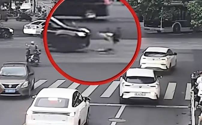 上海一8岁男童单独上路<strong></p>
<p>币圈十大交易所</strong>，闯红灯被车撞飞：“家长让我自己出来锻炼一下”