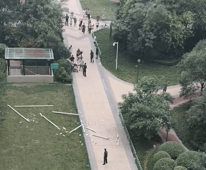 西安通报“水管高空坠落砸中婴儿车”：疑因大风吹落导致<strong></p>
<p>币圈玩法</strong>，受伤婴儿仍在救治中