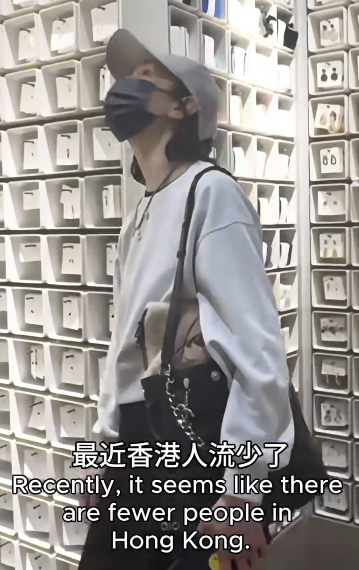 60岁张曼玉突然营业<strong></p>
<p>币圈玩法</strong>，穿79元T恤配10万珠宝，生活如此鲜活松弛！