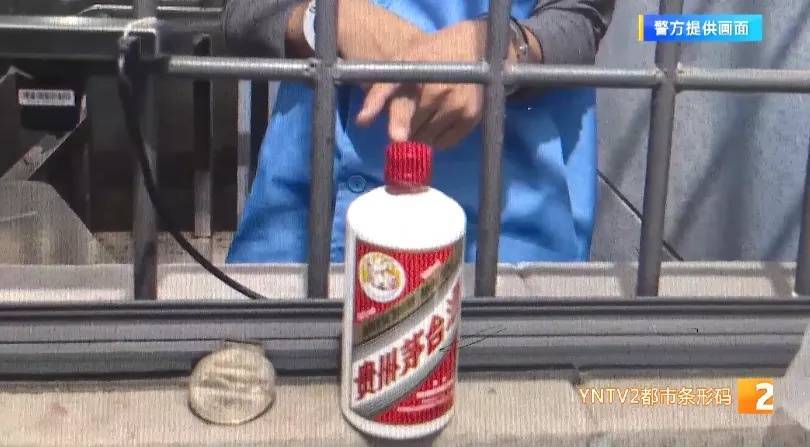 凌晨怪事！男子提着茅台袋子在车库<strong></p>
<p>币圈项目群</strong>，翻垃圾桶竟为了.....