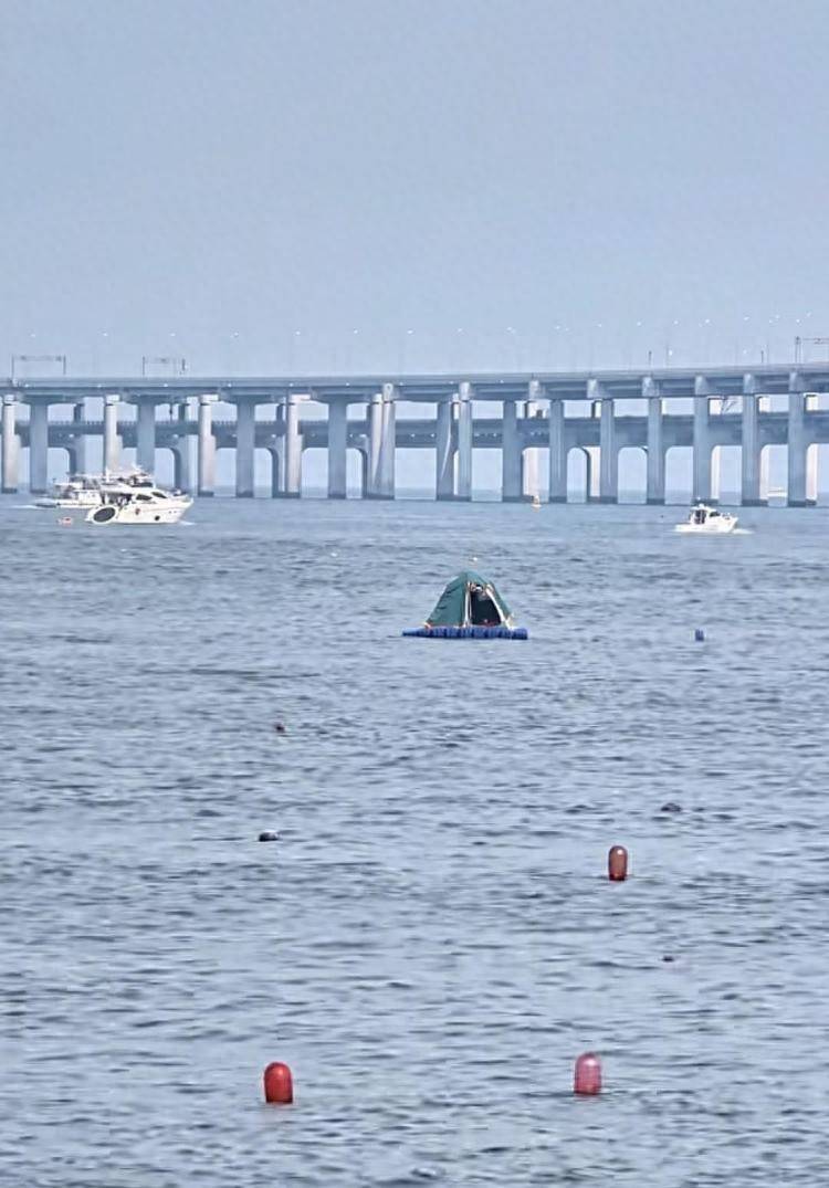游客在海面搭建移动帐篷露营<strong></p>
<p>币圈项目群</strong>，大连海警：不违规，但需注意安全