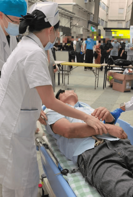 东莞一男子陪同家人就诊时突然倒地<strong></p>
<p>卡波币</strong>，护士“火眼金睛”抢回生机