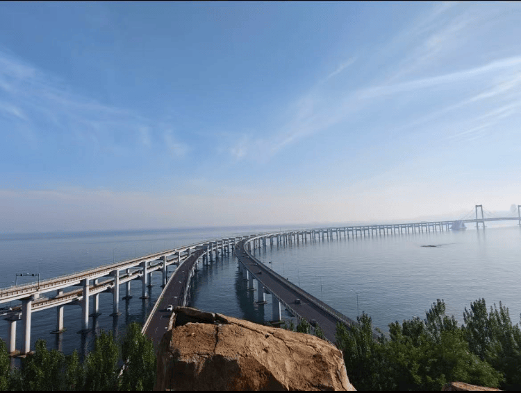 大连一跨海大桥观景台有游客翻栏杆踩空心造景石拍照<strong></p>
<p>波卡币行情</strong>，当地回应