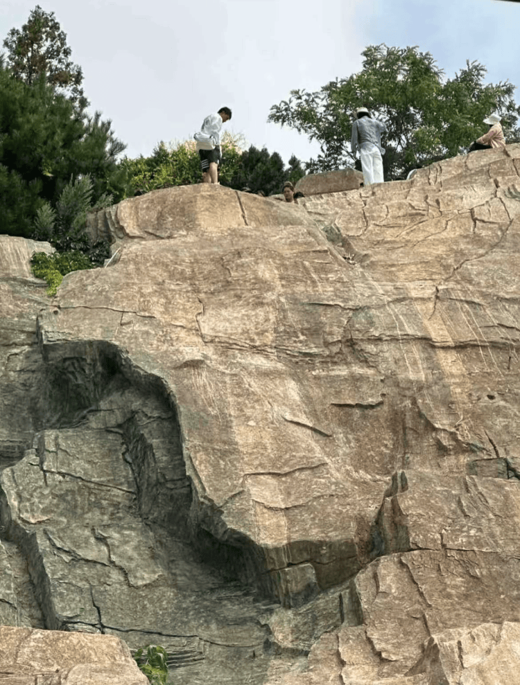 大连一跨海大桥观景台有游客翻栏杆踩空心造景石拍照<strong></p>
<p>波卡币行情</strong>，当地回应