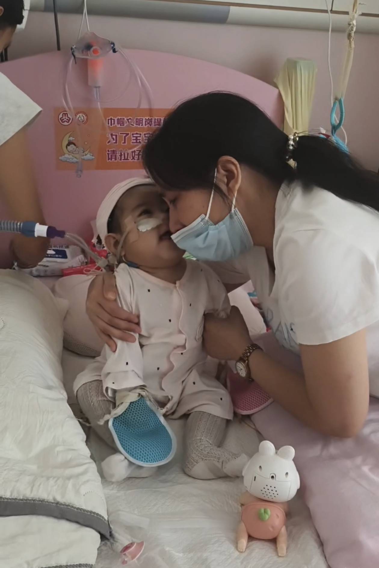 奶奶在哭<strong></p>
<p>波卡币行情</strong>，宝宝在笑！40天女婴重病，00后父亲割肝救女，术后这一幕让网友泪奔