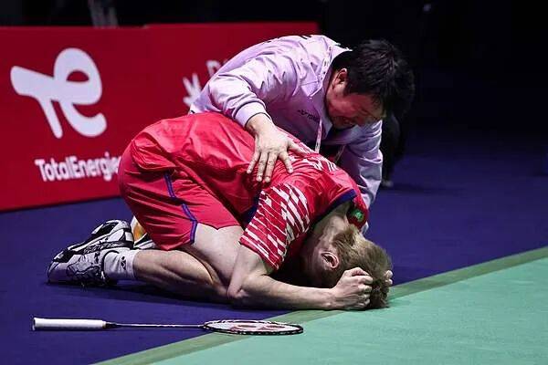 祝贺！石宇奇2比1逆转昆拉武特<strong></p>
<p>波卡币创始人</strong>，获得羽毛球世锦赛男单冠军！