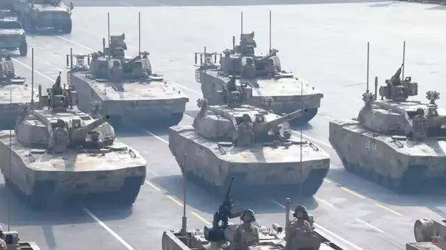 100式坦克<strong></p>
<p>柴犬币</strong>？红旗-29？东风-61？九三阅兵都有哪些亮点？