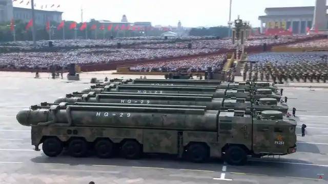 100式坦克<strong></p>
<p>柴犬币</strong>？红旗-29？东风-61？九三阅兵都有哪些亮点？