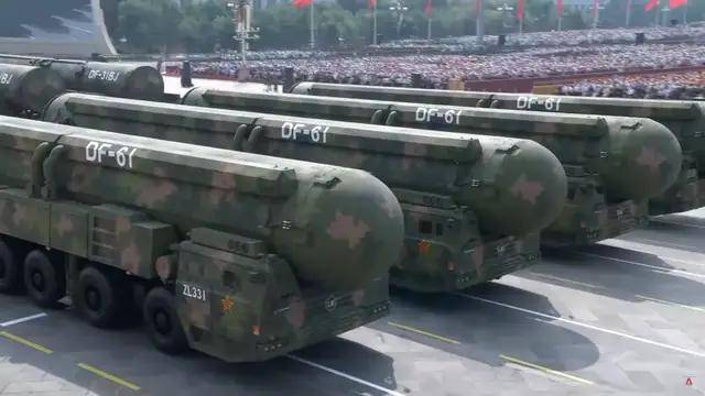 100式坦克<strong></p>
<p>柴犬币</strong>？红旗-29？东风-61？九三阅兵都有哪些亮点？