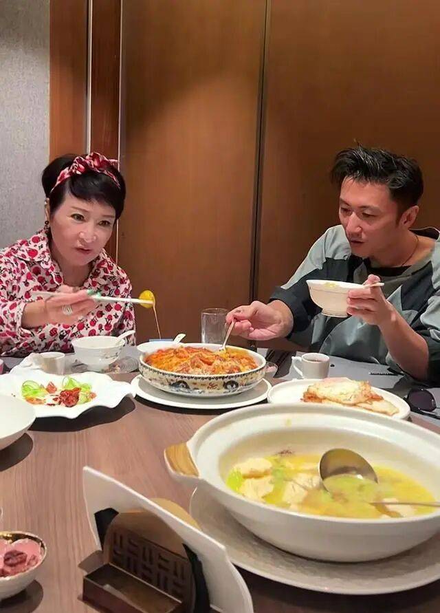 考古|89岁谢贤现身依旧时髦！与小49岁女友分手后开搞事业<strong></p>
<p>柴犬币最新价格</strong>，疑已交代后事的他太潇洒