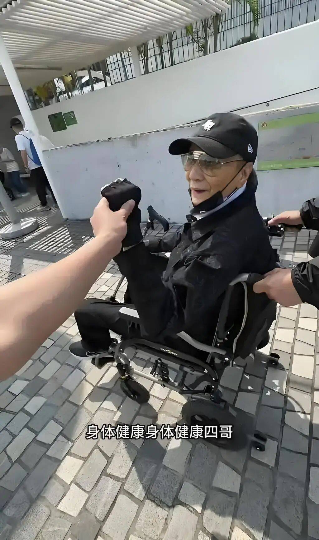 考古|89岁谢贤现身依旧时髦！与小49岁女友分手后开搞事业<strong></p>
<p>柴犬币最新价格</strong>，疑已交代后事的他太潇洒