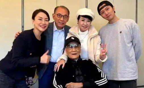 考古|89岁谢贤现身依旧时髦！与小49岁女友分手后开搞事业<strong></p>
<p>柴犬币最新价格</strong>，疑已交代后事的他太潇洒