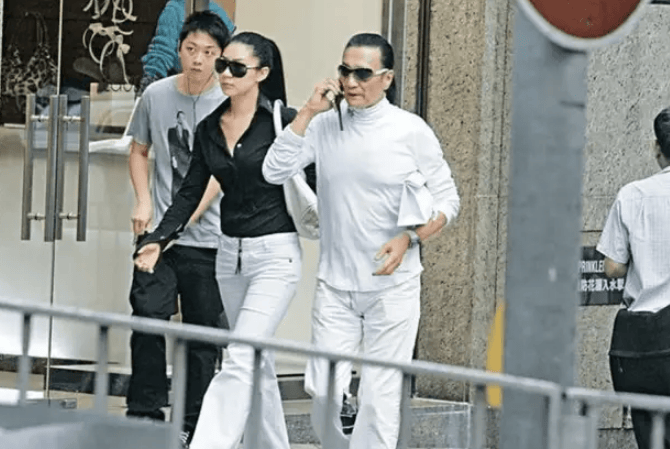 考古|89岁谢贤现身依旧时髦！与小49岁女友分手后开搞事业<strong></p>
<p>柴犬币最新价格</strong>，疑已交代后事的他太潇洒