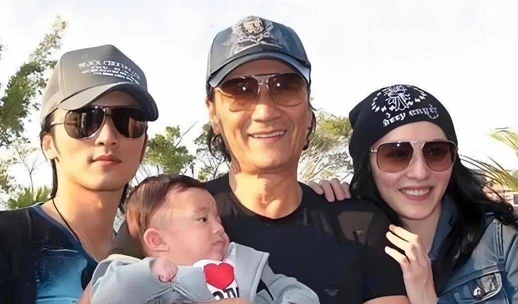 考古|89岁谢贤现身依旧时髦！与小49岁女友分手后开搞事业<strong></p>
<p>柴犬币最新价格</strong>，疑已交代后事的他太潇洒