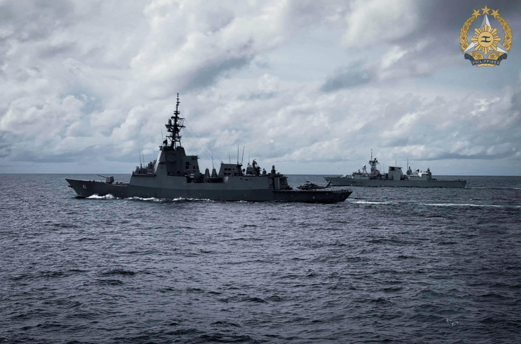 海峡爆发激烈对峙<strong></p>
<p>币犬</strong>，外军直升机冲向直十，下一刻却彻底老实了！