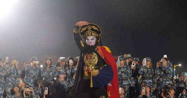 兰州大学军训期间大一女生表演川剧吐火<strong></p>
<p>币犬</strong>，校方：学生来自东北，因个人爱好自学