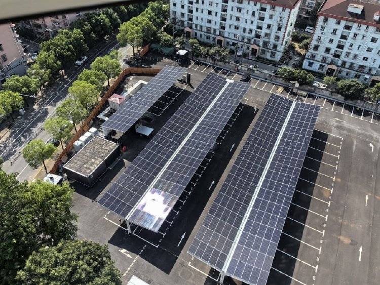 窗外现连片光伏板<strong></p>
<p>币犬</strong>，“眼睛快被晃瞎”上海一些光伏设施引光污染争议