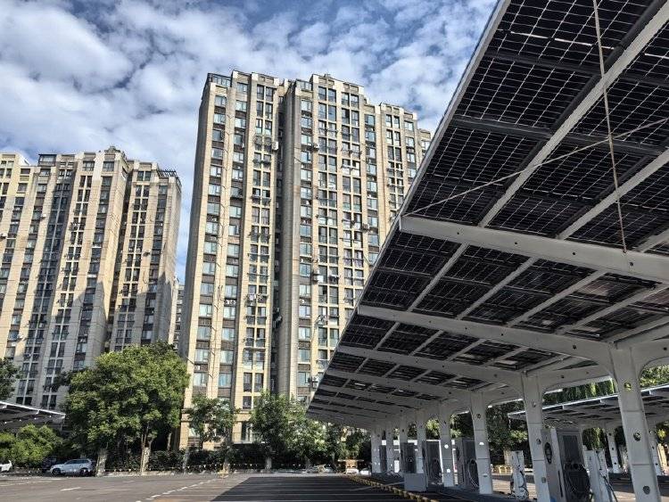 窗外现连片光伏板<strong></p>
<p>币犬</strong>，“眼睛快被晃瞎”上海一些光伏设施引光污染争议