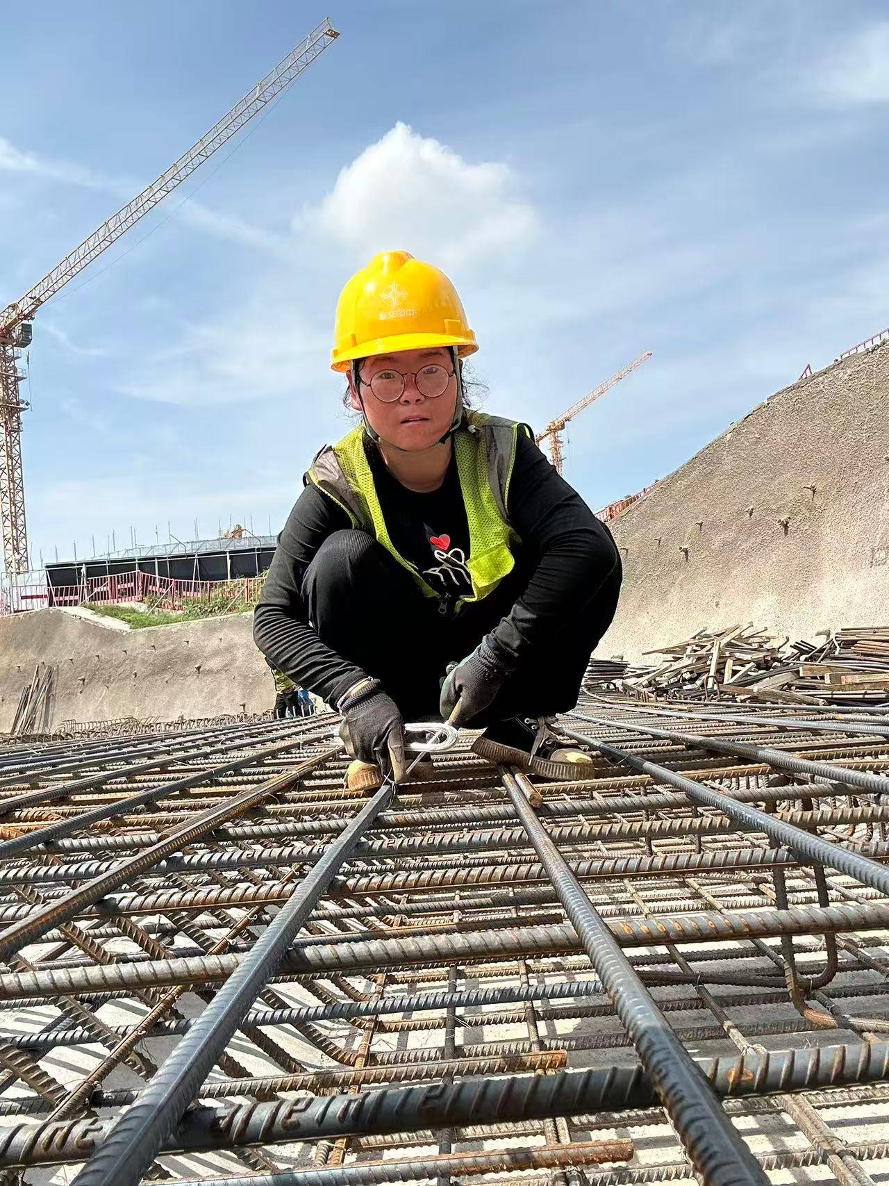 00后女孩工地绑钢筋5年成家里经济支柱：汗水流进眼睛特别疼<strong></p>
<p>柴犬币最新</strong>，工友让我干轻松的活