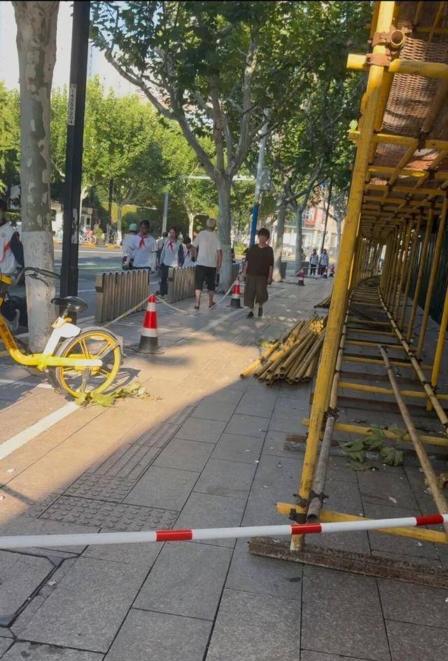 事发上海校门口！学生上学像闯关：夹缝中慢慢腾挪<strong></p>
<p>柴犬币最新</strong>，与非机动车迎面对冲…家长担忧：何时是头