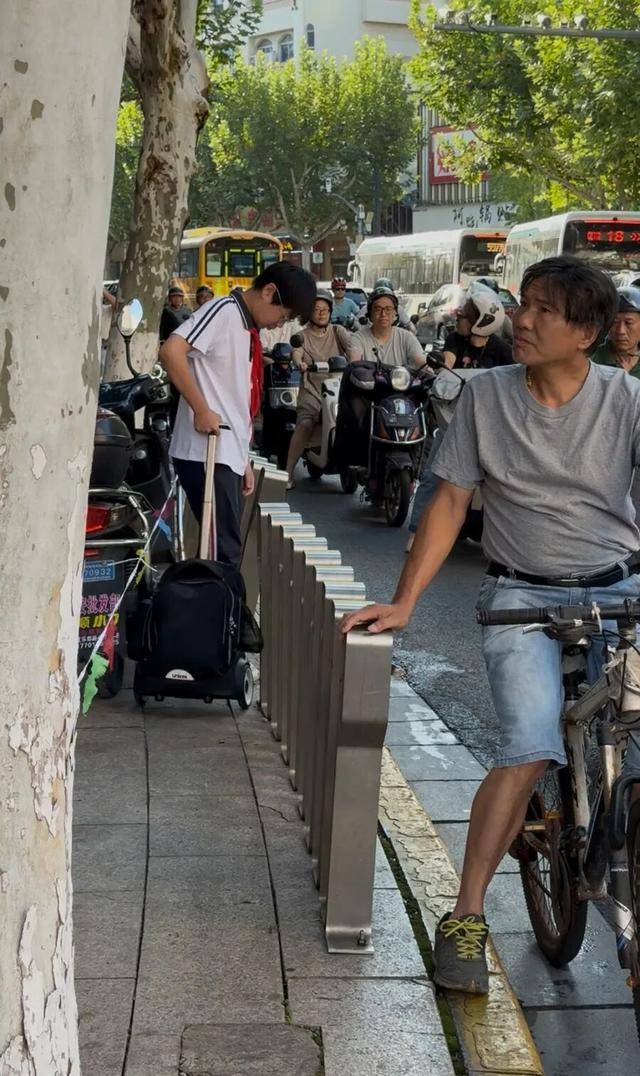 事发上海校门口！学生上学像闯关：夹缝中慢慢腾挪<strong></p>
<p>柴犬币最新</strong>，与非机动车迎面对冲…家长担忧：何时是头
