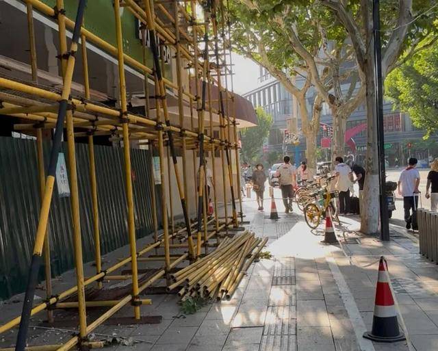 事发上海校门口！学生上学像闯关：夹缝中慢慢腾挪<strong></p>
<p>柴犬币最新</strong>，与非机动车迎面对冲…家长担忧：何时是头