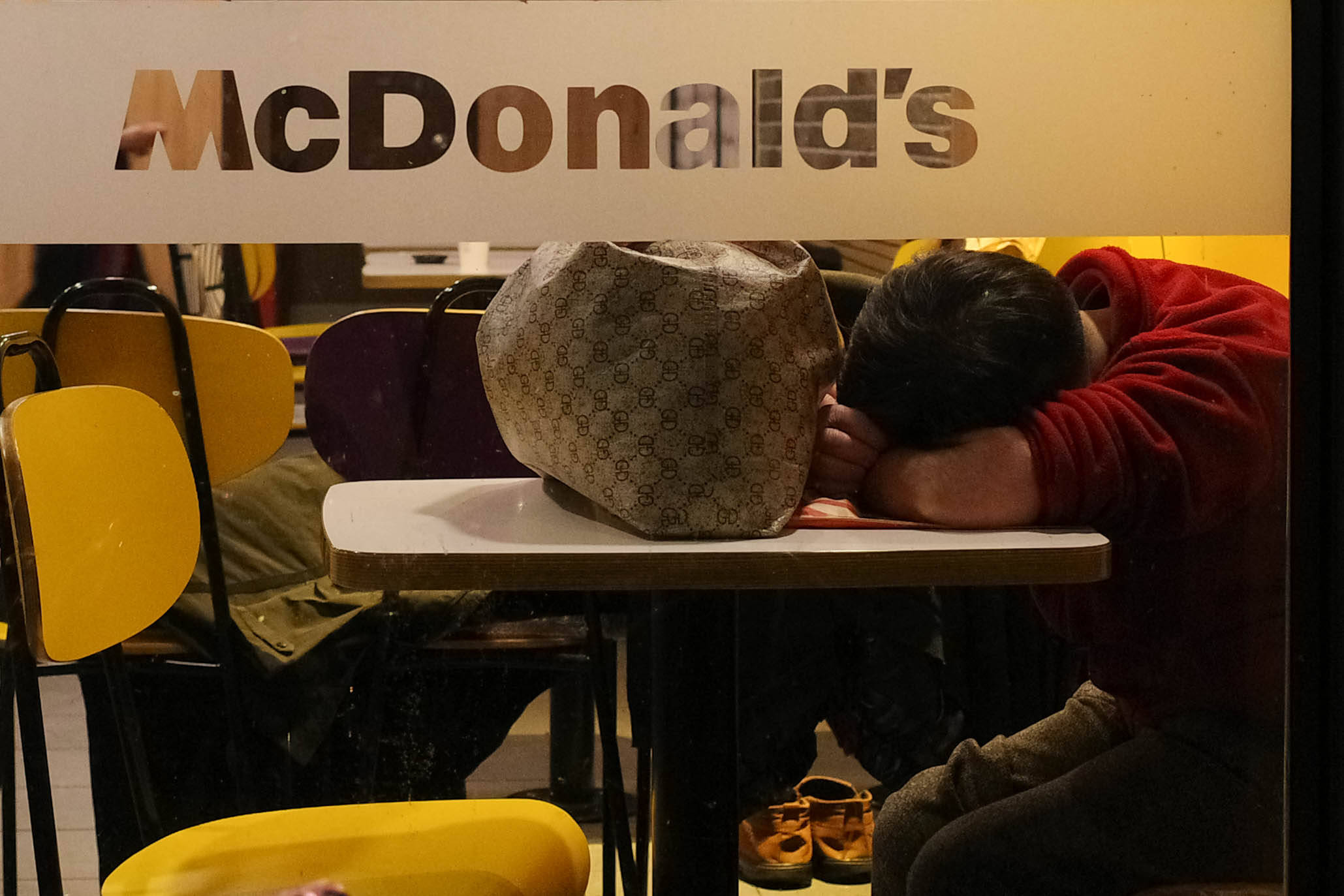 麦当劳夜宿者：老人占六成<strong></p>
<p>非小号行情</strong>，各有心酸事