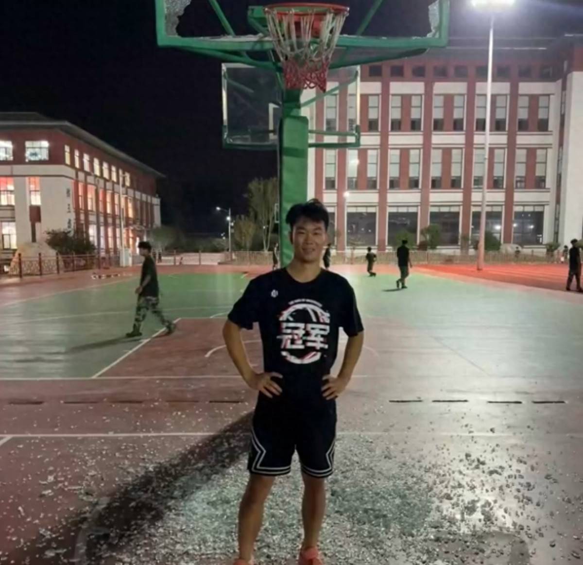 郑州178厘米大学生扣碎篮板<strong></p>
<p>恒星币</strong>，校方：说明弹跳力好！学校出资购买新篮板，已安装好