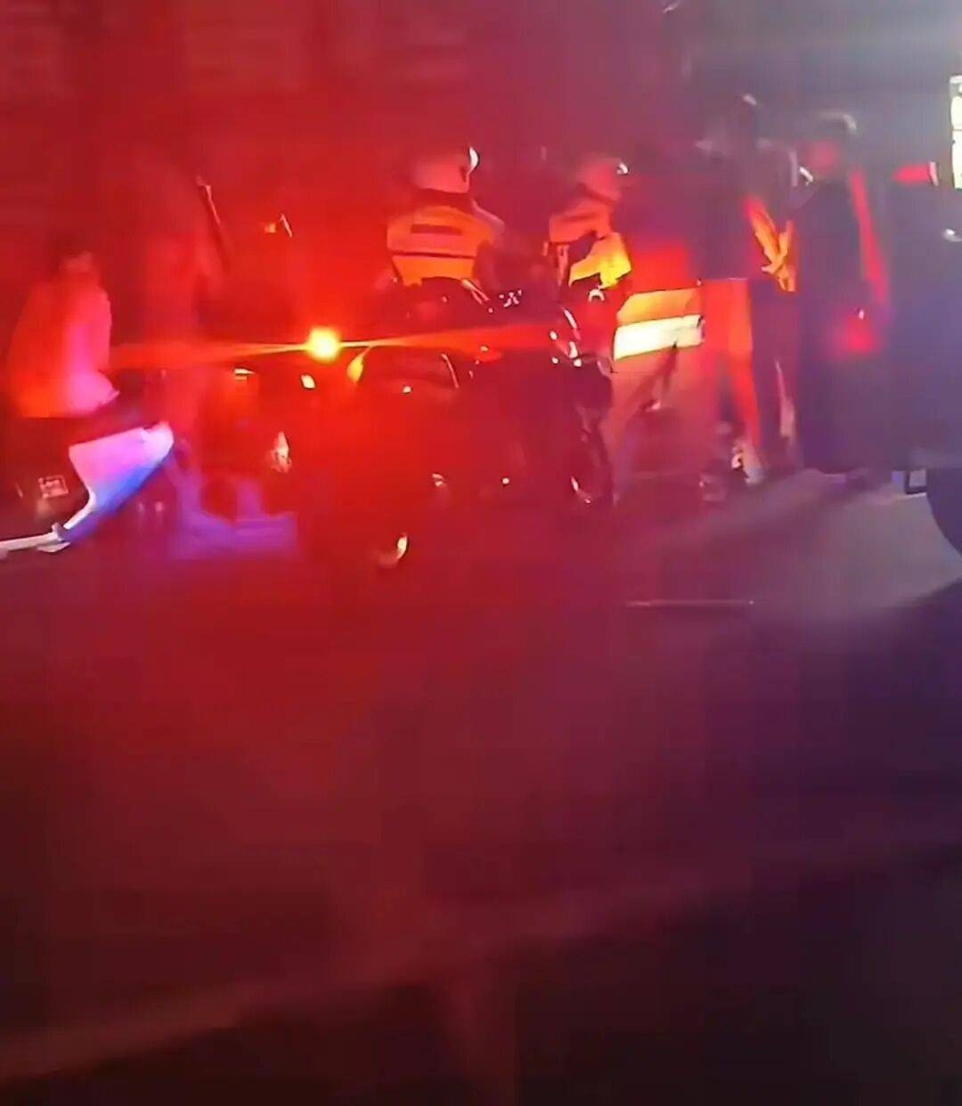 赣州警方通报“一餐饮店深夜多人打架斗殴”：2人酒后与邻桌发生冲突<strong></p>
<p>火必网</strong>，用酒瓶砸伤对方，并取刀致对方轻伤，涉案人员已被采取强制措施