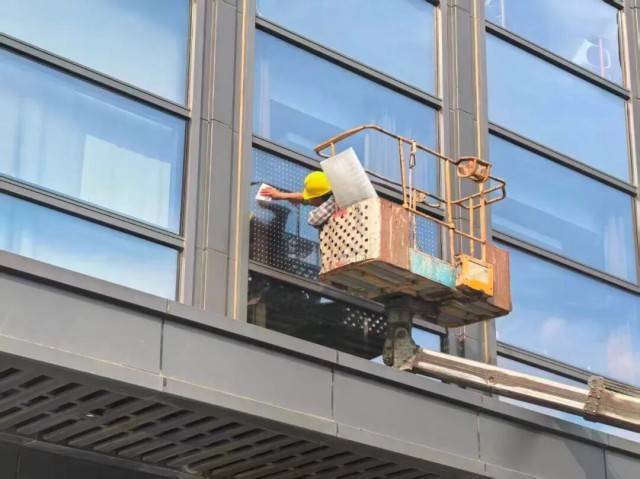 北京一座大厦楼下躺了14只鸟<strong></p>
<p>加密数字货币</strong>，12只已死亡！元凶竟是玻璃