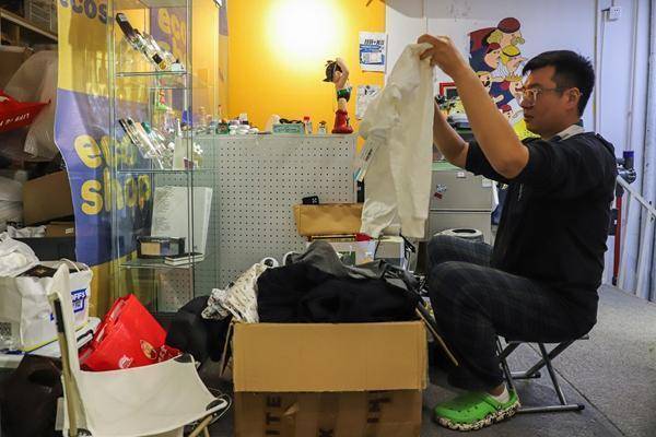 当年轻人走进二手市场:“买二手是年轻人更聪明的选择”