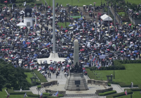 总统府前被烧成火海<strong></p>
<p>加密货币行情</strong>,总统却下落不明!菲律宾一夜变天,20城全乱了