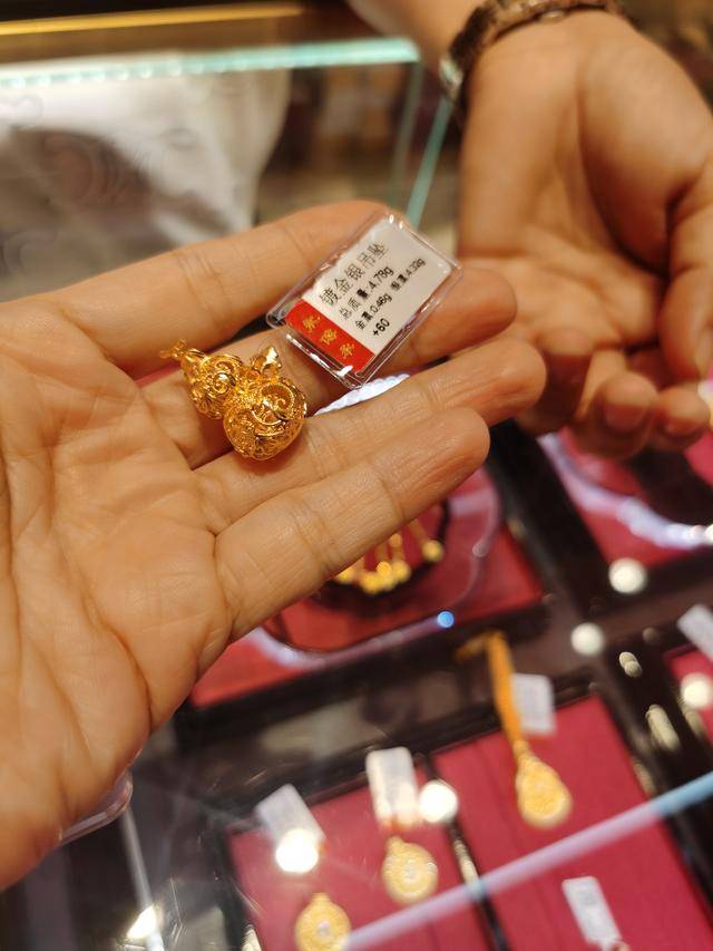 3900美元<strong></p>
<p>加密货币</strong>,金价再突破!黄金周深圳“旅游+淘金”火了