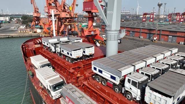 神州涌动开放潮 国庆红铺展新图景