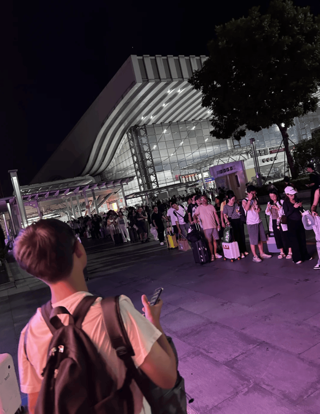 深圳北站凌晨返深被刷爆<strong></p>
<p>加密货币钱包</strong>!附近叫车超200人?别慌!公交地铁加班护送