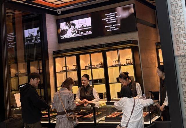 金价创历史新高!北京黄金消费“量价齐飞”<strong></p>
<p>加密货币钱包</strong>,年轻人买金饰当“理财”,买涨不买跌成共识|华夏双节观察