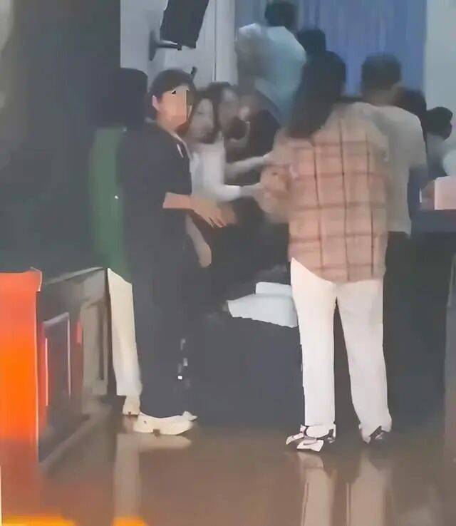 家长们跪成一排<strong></p>
<p>加密货币钱包</strong>,学生蒙眼从背上踩过?教育局回应河南一中学举办活动引热议:正调查处理