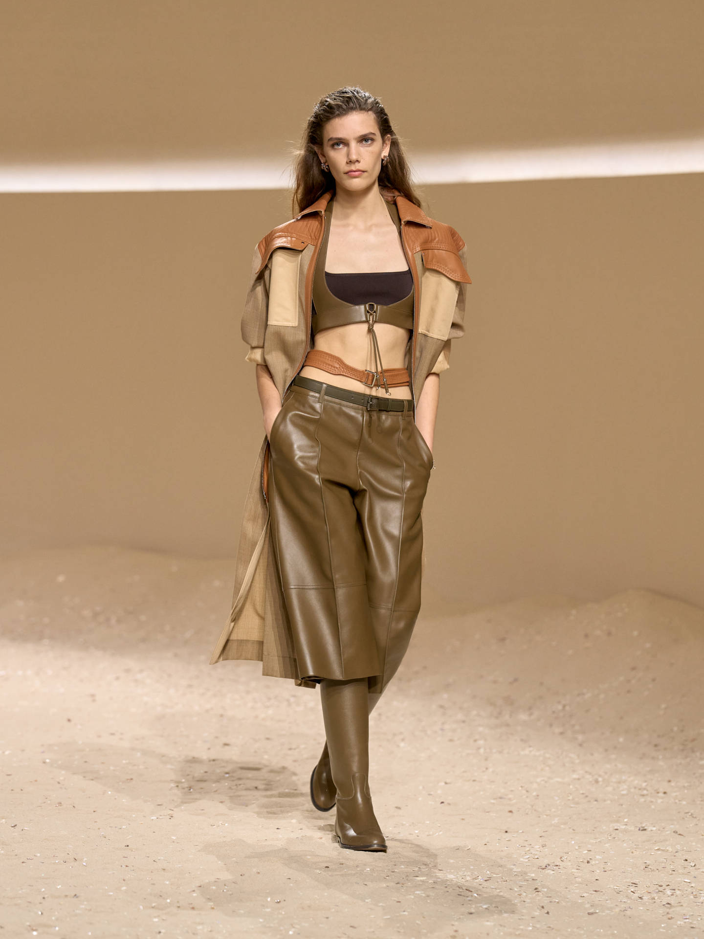 爱马仕秀场变沙滩<strong></p>
<p>加密货币钱包</strong>,丝巾变上衣、亮色包袋注入新活力!