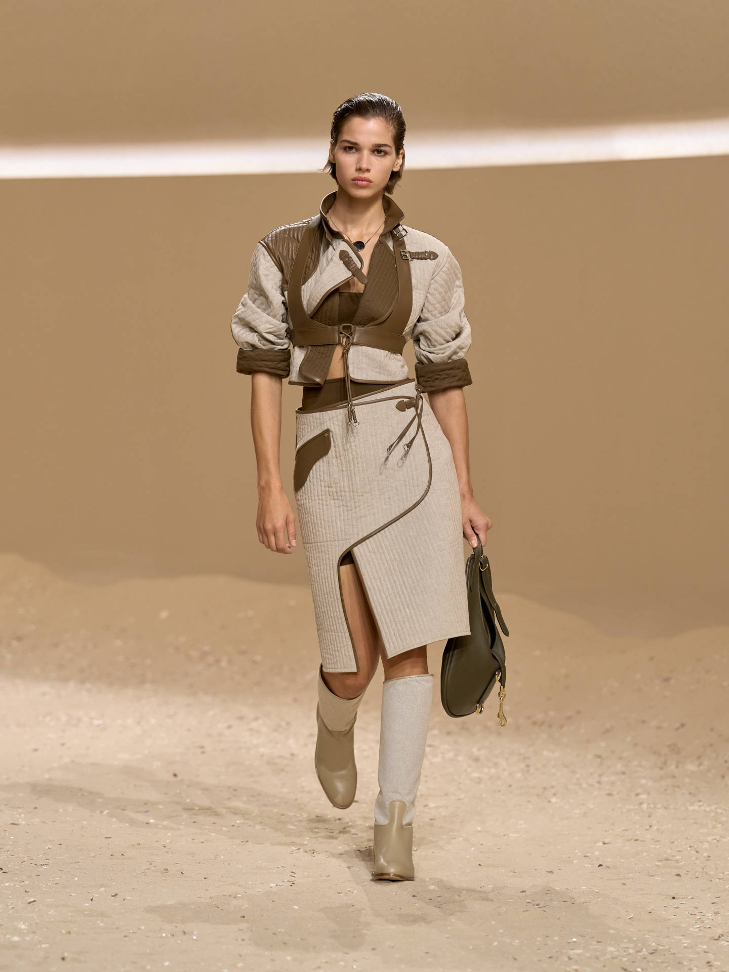 爱马仕秀场变沙滩<strong></p>
<p>加密货币钱包</strong>,丝巾变上衣、亮色包袋注入新活力!